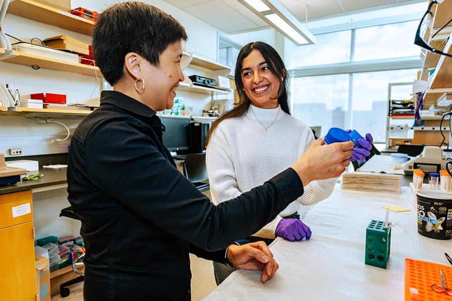 Hamad-Schifferli working with graduate student, Josselyn Mata Calidonio in the lab.